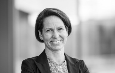 katrine sorthvitt i gangen campus.jpg