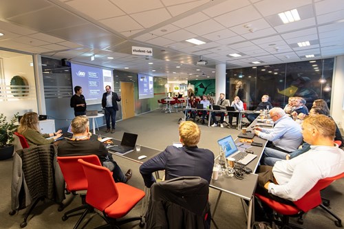Samling i Arenaen - mindre.jpg Samling i Arenaen - mindre.jpg