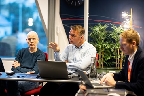Bernt-Aage Ulstein i diskusjon - mindre.jpg Bernt-Aage Ulstein i diskusjon - mindre.jpg