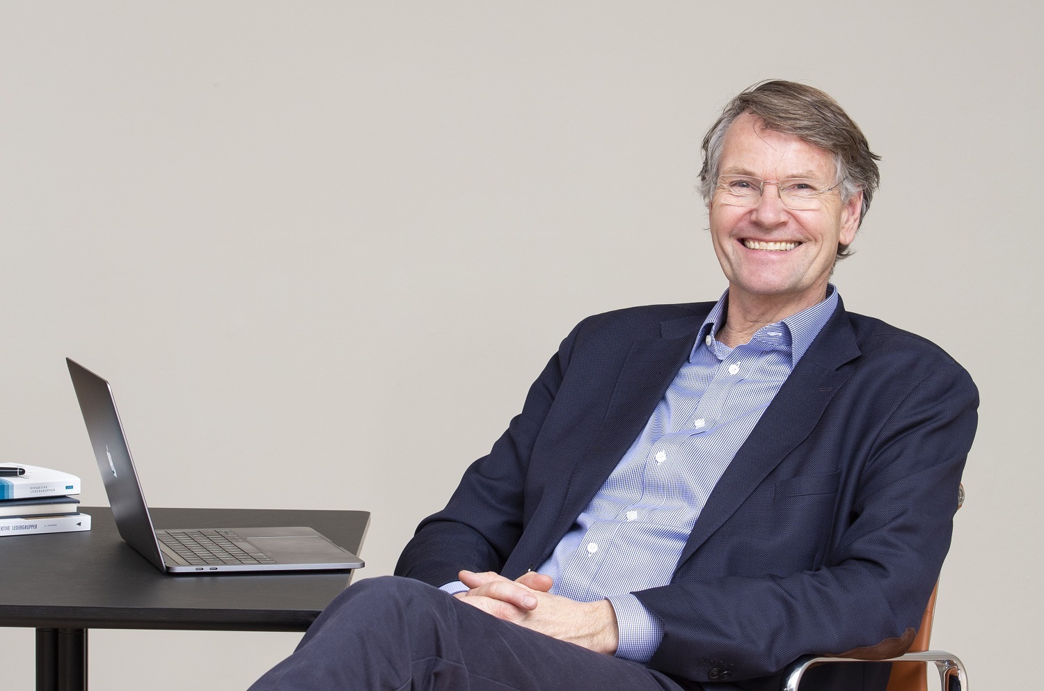 Han loser deltakerne gjennom ÅKP Summit 2024